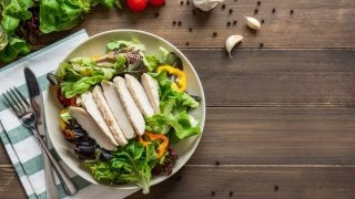 なぜ「サラダチキン」は筋トレやダイエットにおすすめなのか。栄養面、効果的な食べ方、アレンジレシピを解説