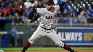 靴下でマウンドに“待ちぼうけ”珍姿にMLB公式注目　「奇妙な光景」