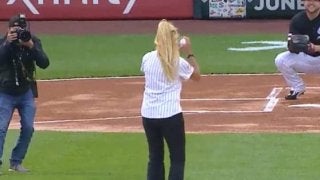 【MLB】“史上最低”始球式でボール直撃のカメラマン、翌日は“完全防備”で登場　ファン「大爆笑」