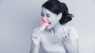 歯がしみる原因は虫歯？それとも知覚過敏？