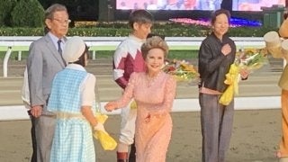 デヴィ夫人が東京ダービープレゼンターとして登壇！馬券は外れる
