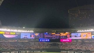 珍し、ヤフオクドームに雨　ルーフオープンデーでスタンドのファンが傘