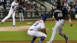 いったいなぜ…ダイビングキャッチで投手の奪三振“強奪”、MLB公式「笑いを誘う」