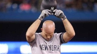 【MLB】投げたヘルメットが跳ね返り唇を6針縫う怪我　ガードナーは「バトルに負けた」