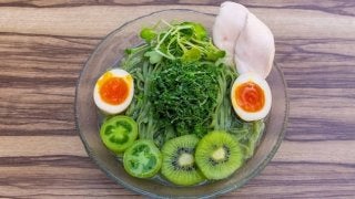 青汁4杯分が入った「キューサイのマズくない青汁冷麺」発売へ。人気ラーメン店とコラボ