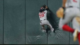 【MLB】Rソックス外野手の“背走フェンス激突キャッチ”に米衝撃　「スパイダーマンが実在」