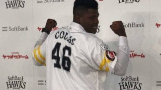 鷹はなぜ9人もの外国人選手を抱えるのか？　育成のコラスを支配下登録