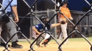 少年捕手がジャンプ捕球→ストライクゾーンにミットを動かす“荒業”「超面白い」