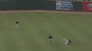 【MLB】珍プレー？　好プレー？　3Aで右翼手→二塁手の衝撃“お手玉キャッチ”が完成