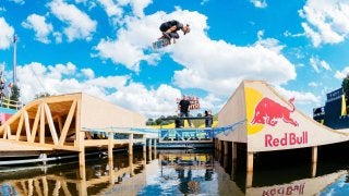 6/29（土）深夜、Red Bull TV で日本語解説付きで生中継 世界唯一のスケートボードダウンヒル大会 Red Bull Roller Coaster