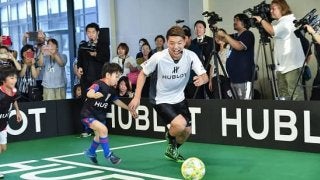 サッカー日本代表の堂安律と子どもたちがキックターゲットで『JFA夢フィールド』に160万円を寄付