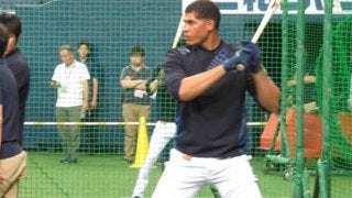 オリ・モヤ、移籍後初打席で特大1号ホームラン！　右中間上段に飛び込む同点ソロ