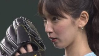 キュートな笑顔でファンを魅了　女優の吉岡里帆さんが「鷹の祭典」で豪快始球式