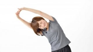 右わき腹や右背中の違和感や痛み…これってどんな症状？