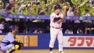 健在！八重樫打法！　ヤクルト夢のOB戦で魅せた独特フォーム　打席で喝采！