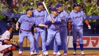 代打・ノムさん！に大歓声　ヤクルトOB戦で打席へ…予想外の結果に