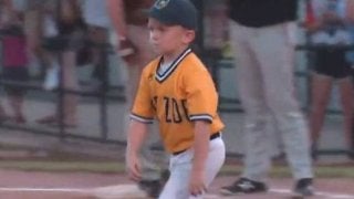 米大学野球で“6歳コーチ”がナインを鼓舞！　可愛すぎる姿にファン歓喜「素晴らしい」