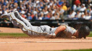 【MLB】パイレーツ野手を襲ったまさかのハプニング　痛恨の“顔面スライディング”にファン苦笑
