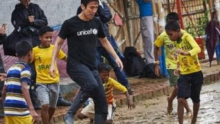 長谷部誠が難民キャンプを訪問。ロヒンギャの子どもたちに勇気を与えた