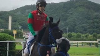 【日曜福島/新馬5R】松岡「芝の短いところは合ってる」１０番人気・マイネルテナシャスがＶ