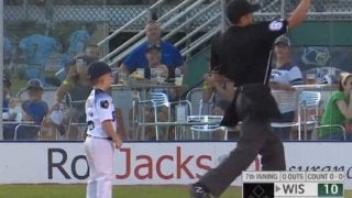 米大学野球“6歳コーチ”が退場処分に可愛すぎる猛反撃　MLB公式「全てを捧げている」