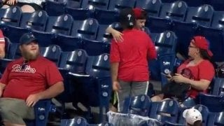 ボールを巡る少年ファンの“美しき友情”にMLB公式賛辞　「史上最高にキュート」