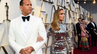 【MLB】Aロッド婚約者J・ロペスの50歳“黄金ドレス”姿にファン歓喜　「永遠の美しさ」