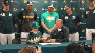 【MLB】アスレチックスが胃腸疾患の少年と夢叶える1日契約　本塁打予想に選手が応え話題に
