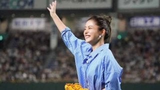 恒例のモルツ野球　石原さとみのモノマネ始球式　今年はノールック投法