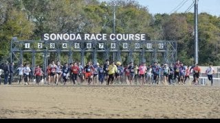 出走ゲートからスタート！競馬場のダートコースを走る「ダートランinそのだけいば」12月開催