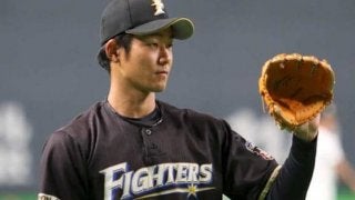 日ハム石井、フェンスに挟まる“珍二塁打”　「ホールインワンみたいな感じ」