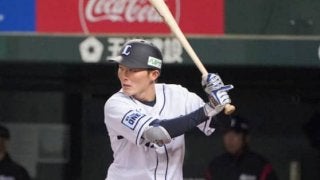 西武源田「左ハムストリングの張り」で初回交代　守備に就かずベンチから声援