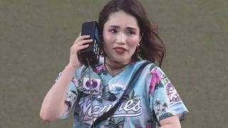 ロッテ-ソフトバンク戦で平野ノラさんが“バブリー始球式”　「しもしも～レロン・リー？」