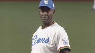 西武レジェンドOBウィットフィールド氏が始球式　背番号「45」でノーバウンド投球披露