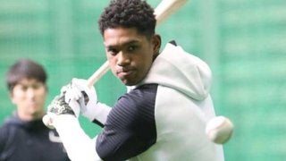 日ハムドラ4万波、バックスクリーンへ特大10号ソロ！　高卒1年目で2桁本塁打達成