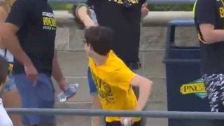 【MLB】HRキャッチ少年ファンが場外へ“怒りの大遠投”　米驚愕「みんなバウアーに…」