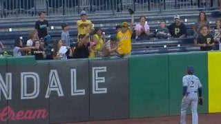 【MLB】パイレーツ少年ファンの本塁打強奪劇に米爆笑　「気に入ったよ」「レジェンドだ」