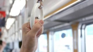 真夏の電車でも爽やかに！男性の美も1日してあらず、継続は力なり。