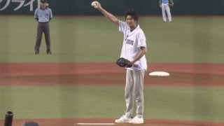 新婚の速水もこみちさんが始球式　オリーブオイルのようにロジンバッグを振る姿に大歓声