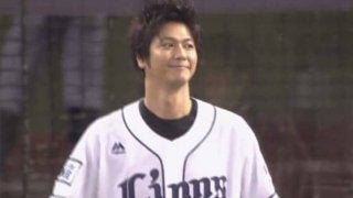 新婚の速水もこみちさんが始球式登場「500球くらい練習した」　“粉振りパフォ”で沸かせる