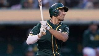 【MLB】空振りでバッティンググローブが吹っ飛ぶ珍事　初速10キロ表示にファン「ウケる」