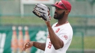 楽天ブラッシュ、珍プレー　一塁走者で打球“蹴っ飛ばし”アウトに