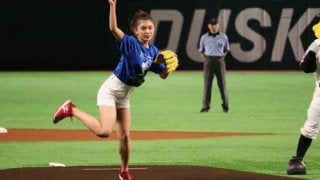 白のショートパンツでファン魅了　“野球女子”坪井ミサトさん、94キロストライクにファンどよめく