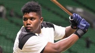 鷹コラス、史上9人目の快挙！　プロ初打席初球本塁打、離れ業に本拠地どよめく