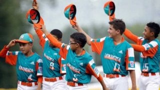 “ほぼ座った状態”で構える少年打者に米困惑　顔付近の高さに“尻もち”も…ストライク!?