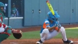 “ほぼ座った状態”の少年打者再び　ストライク判定に納得いかない仕草で物議