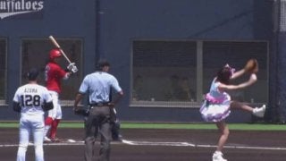 ミニスカ＆ノースリーブ姿で登場　夫婦コンビ「かつみ・さゆり」のさゆりさんが始球式