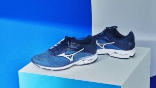 ミズノ、スムーズな走り心地のランニングシューズ「WAVE RIDER 23」発売