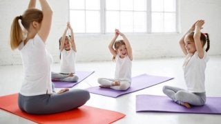 子どもにヨガを指導できるキッズヨガ講師養成コースの応募開始