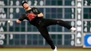 【MLB】ベアハンド捕球から弾丸スロー…シモンズの復帰即好守に「球界最高の遊撃手」
